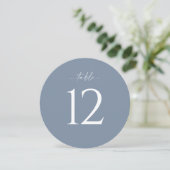 Dusty Blue Round Wedding Table Number Kaart (Staand voorkant)