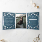 Dusty Blue Silver Flourish Swirl Wedding Photo Drieluik Uitnodiging (Binnen)