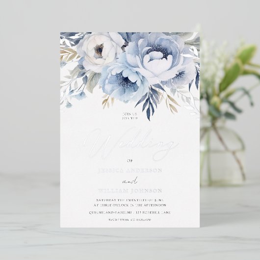 Dusty Blue & Silver Sparkle Bloemen Huwelijk Folie Uitnodiging (Staand Voorkant)