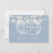 Dusty Blue String Lights Bloemenbruiloft RSVP Kaartje (Achterkant)