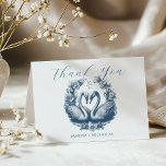 Dusty Blue Swan Lake Mariage Carte de remerciement<br><div class="desc">Envoyez une gratitude sincère à ce carte de remerciements mariage romantique du lac Swan. Doté de deux cygnes élégants entourés de fleurs bleues poussiéreuses et d'un monogramme personnalisable, ce design rayonne d'amour et de sophistication intemporels. La calligraphie douce et la palette raffinée en font une belle touche finale à votre...</div>