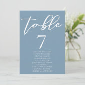 Dusty Blue Typography Mariage Carte de table avec  (Debout devant)