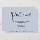 Dusty Blue Uitgestelde bruiloft Aankondiging Kaart (Voorkant / Achterkant)