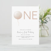 Dusty Peach Balloon Minimalist First Birthday Kaart (Staand voorkant)