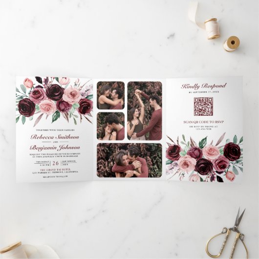 Dusty Pink Burgundy Floral QR Code Weddenschap Drieluik Uitnodiging (Binnen)
