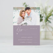 Dusty Purple Calligraphie et Floral Photo Rsvp (Debout devant)