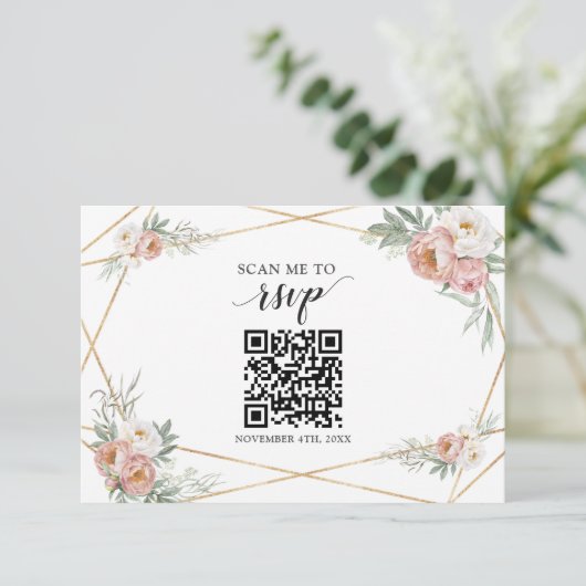 Dusty Roos Floral QR Code Voeg je URL Weddenschap RSVP Kaartje (Staand voorkant)