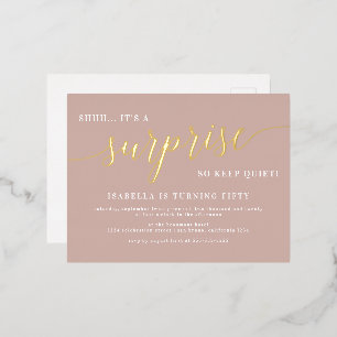 Dusty Roos & Gold Script Surprise Birthday Party Folie Uitnodiging Briefkaart