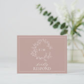 Dusty Roos Leafy Crest Monogram Weddenschap RSVP Uitnodiging Briefkaart (Staand voorkant)