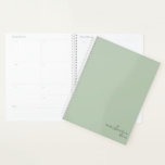 Dusty Sage Vert Simple Minimaliste Personnalisé<br><div class="desc">Dusty Sage Green Élégant Simple Minimaliste Personnalisé Carnet avec votre nom et votre année en écriture moderne. Notre planificateur est là pour vous aider à atteindre vos objectifs. Il offre un moyen de rester organisé et de réfléchir à votre vie. Avec un design simple et sans date, vous pouvez utiliser...</div>