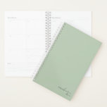 Dusty Sage Vert Simple Minimaliste Personnalisé<br><div class="desc">Dusty Sage Green Élégant Simple Minimaliste Personnalisé Carnet avec votre nom et votre année en écriture moderne. Notre planificateur est là pour vous aider à atteindre vos objectifs. Il offre un moyen de rester organisé et de réfléchir à votre vie. Avec un design simple et sans date, vous pouvez utiliser...</div>