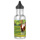 Dwarsboompaarden van de baai in het zomerdeeg waterfles (Links)