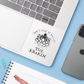 Dwing me niet de Kraken los te laten Sticker (Laptop met iPhone)