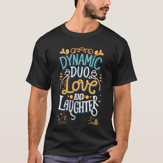 Dynamisch Duo: Liefde en Lachend Ontwerp T-shirt (Voorkant)