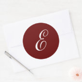 E Monogram Initiaal Wit op Maroon Ronde Sticker (Envelop)