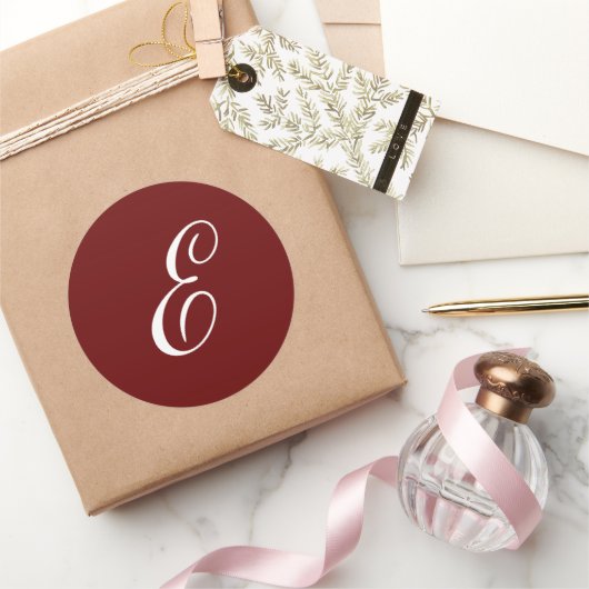 E Monogram Initiaal Wit op Maroon Ronde Sticker (Geschenken)