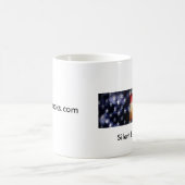 E silencieux parle des tasses de café (Centre)