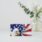 Eagle chauve américain et cartes de visite de (Debout devant)