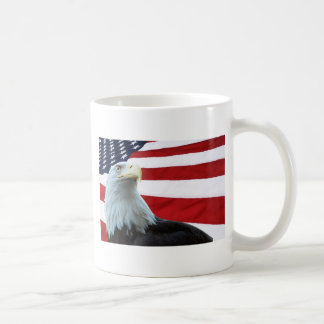 Eagle chauve contre la tasse de drapeau américain
