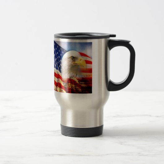 Eagle chauve et la tasse de banlieusard de drapeau (Droit)