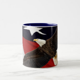 Eagle in vlucht over Amerikaanse vlag Tweekleurige Koffiemok