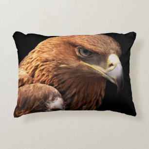 Eagle portret geïsoleerd op zwart decoratief kussen