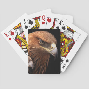 Eagle portret geïsoleerd op zwart pokerkaarten