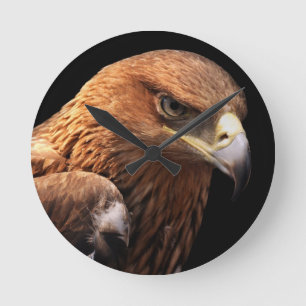 Eagle portret geïsoleerd op zwart ronde klok