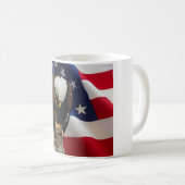 Eagle triste sur la tasse de prière de drapeau (Devant droit)
