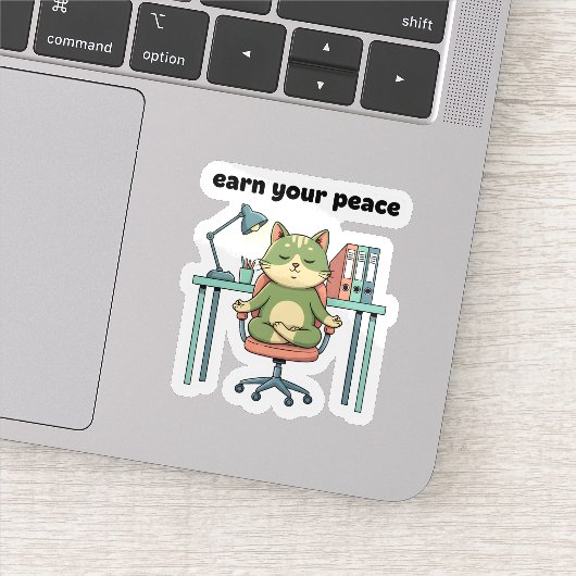 Earn Your Peace Sticker – Mindful Office Cat (Détail)