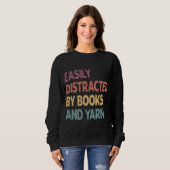 Easily Distracted By Books and Yarn Shirt – Funny  (Voorkant volledig)