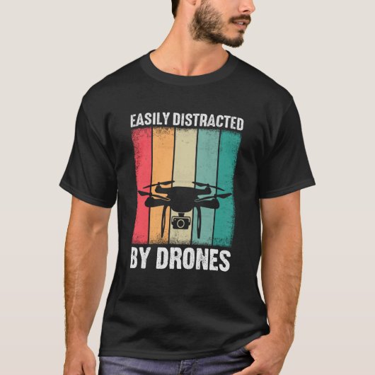 Easily Distracted by Drones Drone Pilot Enthusiast T-shirt (Voorkant)