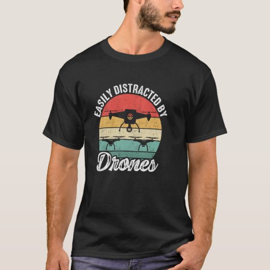 Easily Distracted by Drones Drone Pilot Enthusiast T-shirt (Voorkant)