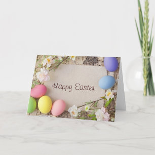 Easter Eggs and Note on Wooden Background Feestdagen Kaart