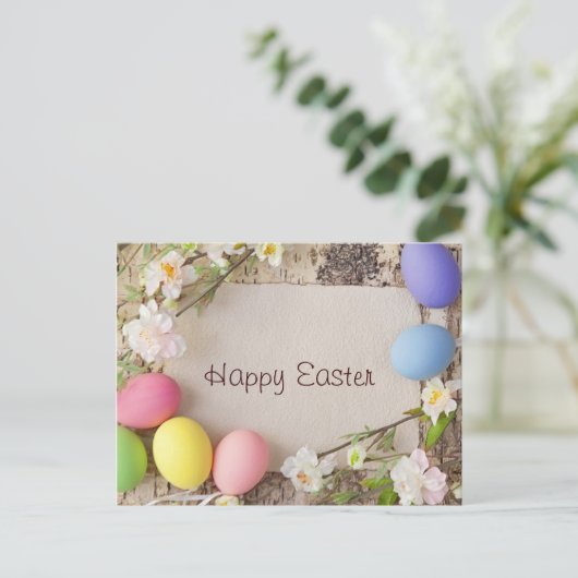 Easter Eggs and Note on Wooden Background Feestdagenkaart (Staand voorkant)