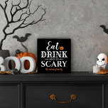 Eat Drink and Be Scary Modern Typografy Halloween<br><div class="desc">Ce décor d'art d'Halloween en bois noir et effrayant comporte l'expression "Mange Drink and Be Scary" dans un design moderne de typographie blanche avec un accent de citrouille orange jack o'lantern et un texte qui peut être personnalisé avec votre nom ou votre nom de famille.</div>