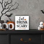 Eat Drink and Be Scary Modern Typografy Halloween<br><div class="desc">Cette jolie décoration d'art d'Halloween en bois personnalisée effrayant comporte l'expression "Mangez un verre et soyez effrayant" dans un design moderne de typographie noire avec un accent de citrouille orange jack o'lantern et un texte qui peut être personnalisé avec votre nom ou votre nom de famille.</div>