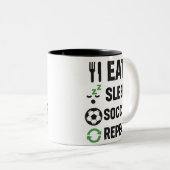 Eat Sleep Soccer Herhalen Tweekleurige Koffiemok (Voorkant rechts)