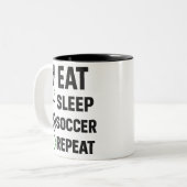 Eat Sleep Soccer Herhalen Tweekleurige Koffiemok (Voorkant links)