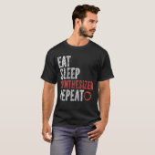 Eat Sleep Synthesizer Herhalen T-shirt (Voorkant volledig)