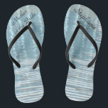 Eau Abstraite Mère de la mariée Nom Mariage Bleu<br><div class="desc">Ces tongs personnalisées et confortables Mère de la mariée sont un cadeau simple, élégant et chic pour les membres de la fête nuptiale - Mariée, demoiselle d'honneur, Maid of Honor ... Ils s'ajouteront aux festivités de votre mariage, de votre fête de bachelorette ou d'une autre célébration. Super au bord de...</div>