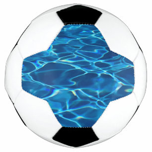 Eau de la piscine bleu foncé