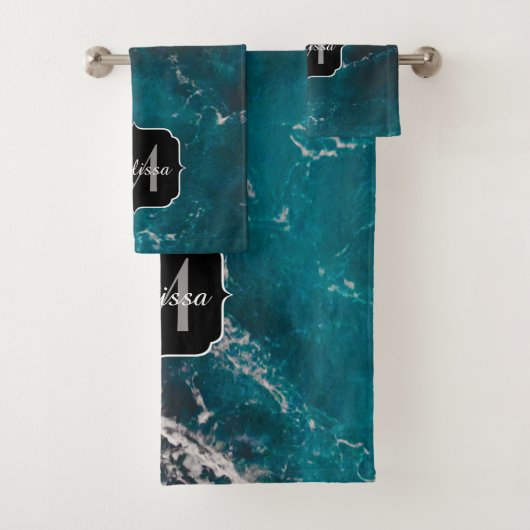 Eau sombre noir bleu mousse ondulée Monogramme (En situation)