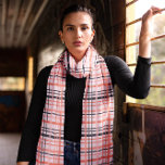 Écharpe de Motif rose d'Halloween<br><div class="desc">Cette écharpe offre un point de vue plus doux sur Halloween avec son motif en plaid rose, entrelacé de teintes traditionnelles noires et oranges. C’est une touche fraîche et féminine du style classique d’octobre, parfaite pour ajouter une touche d’élégance éffrayante à tout ensemble. Que vous soyez à un patch citrouille...</div>