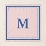 Écharpe simple rose pâle et bleu monogramme<br><div class="desc">Une écharpe rose pâle a un monogramme bleu profond au centre. Vous pouvez modifier la lettre pour afficher l'initiale correcte. Deux carrés bleus composent la frontière du foulard.</div>