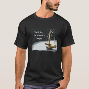 Échelle juridique d'or de T-shirt de justice