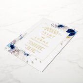 Echt Goud Modern Royal Blue Bloemen Bruiloft Folie Uitnodiging (Gedraaid)