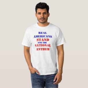 Echte Amerikanen staan voor het volkslied T-shirt
