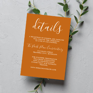 Echte eenzame pompoen met een minimalistisch huwel informatiekaartje