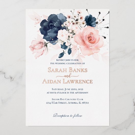 Echte Folie Navy Blue en Blush Roze bloemenbruilof Folie Uitnodiging (Voorkant)